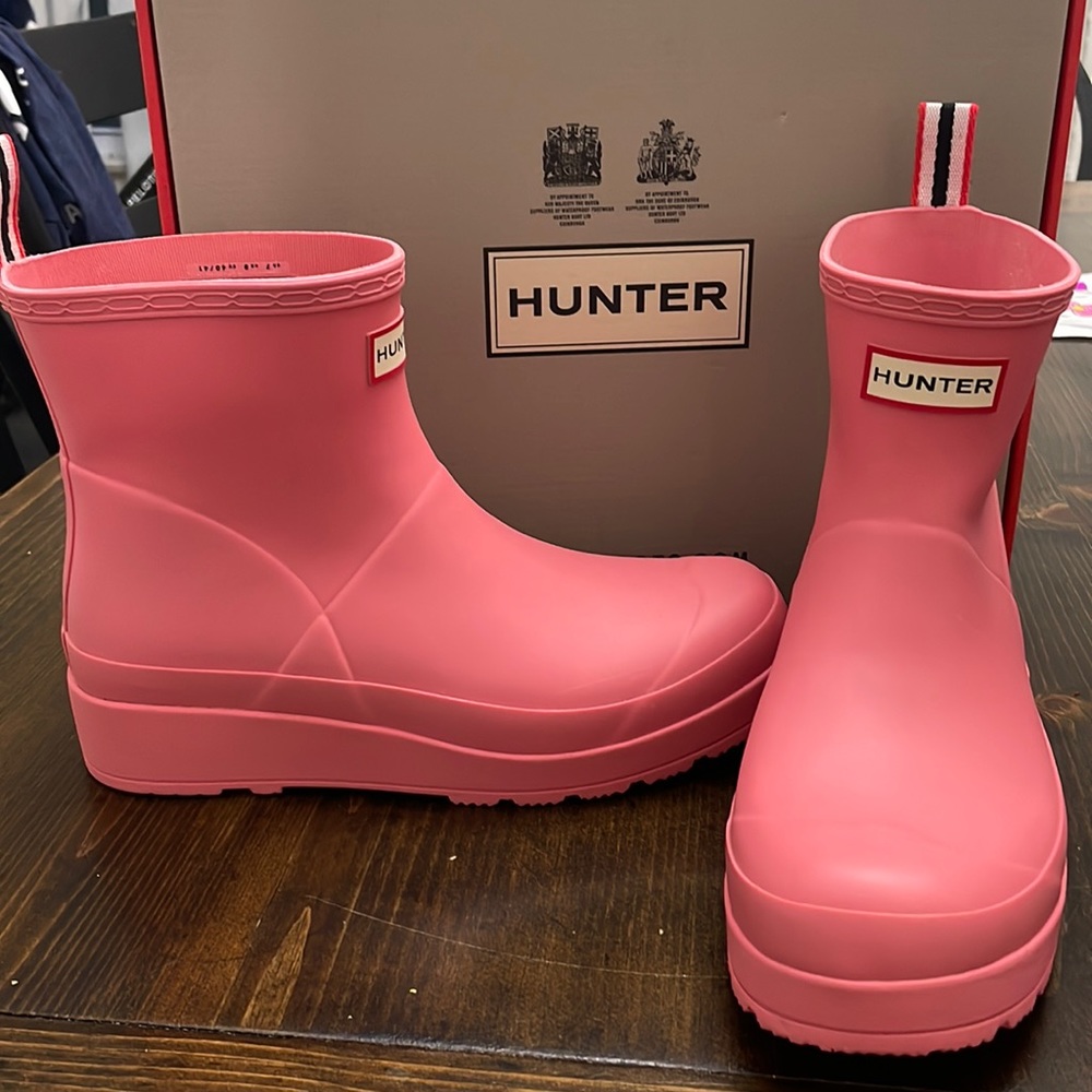 Hunter original play boot short. Pink /hummingbird color. Brand new. Size 9